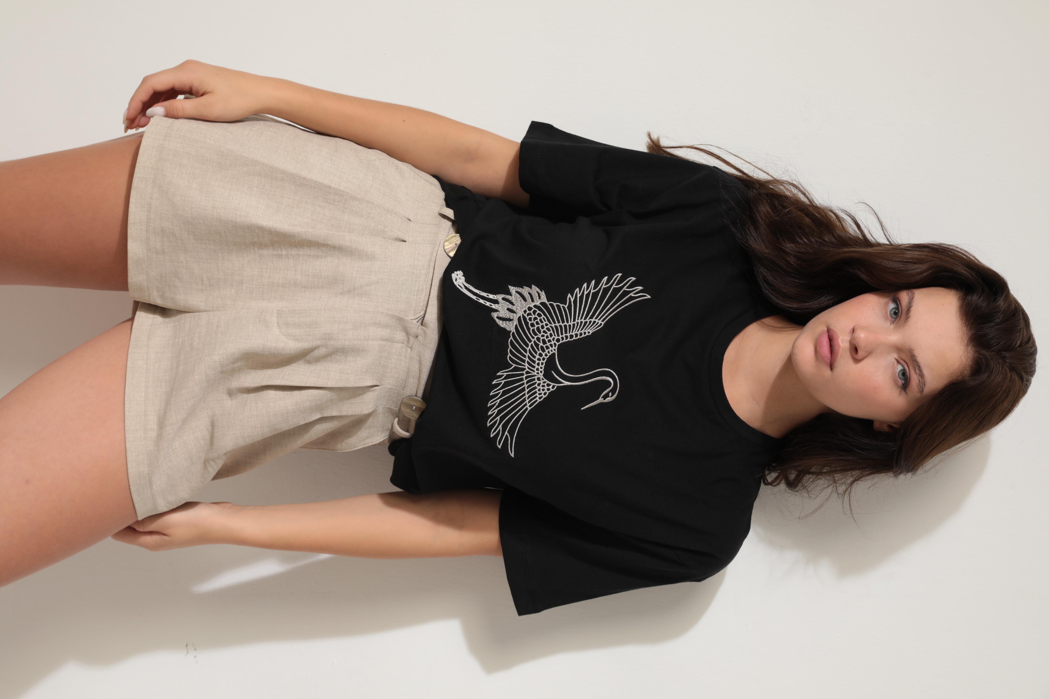 Siyah Önü Leylek Nakışlı Bisiklet Yaka Oversize Kısa Kollu Kadın T-shirt- 2421