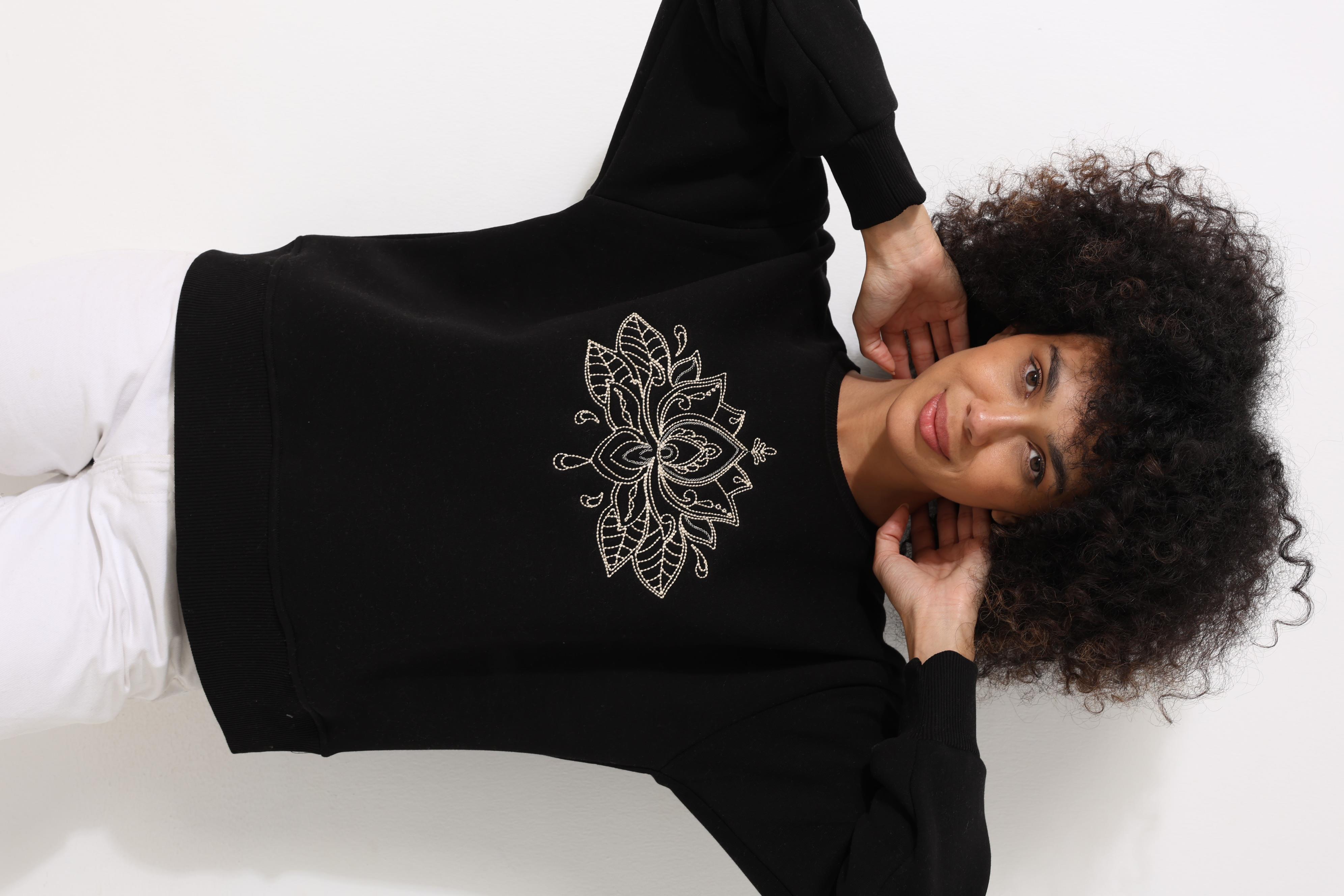 Siyah Önü Lotus Çiçeği Nakış İşlemeli Bisiklet Yaka Oversize Kadın Sweatshirt - 2447