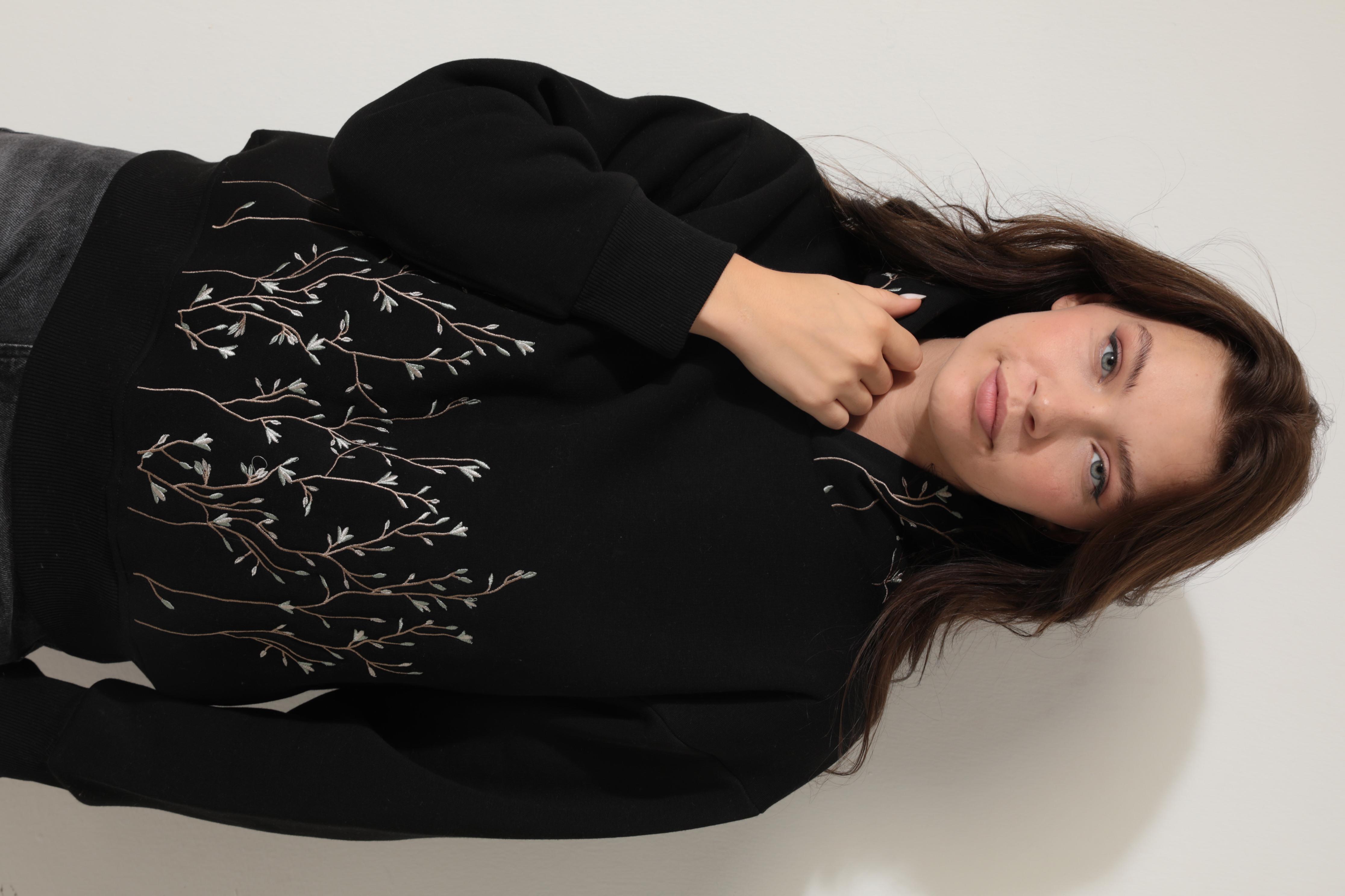 Siyah Önü ve Kapüşonu Dal Nakışlı Kapüşonlu Sweatshirt - 2429