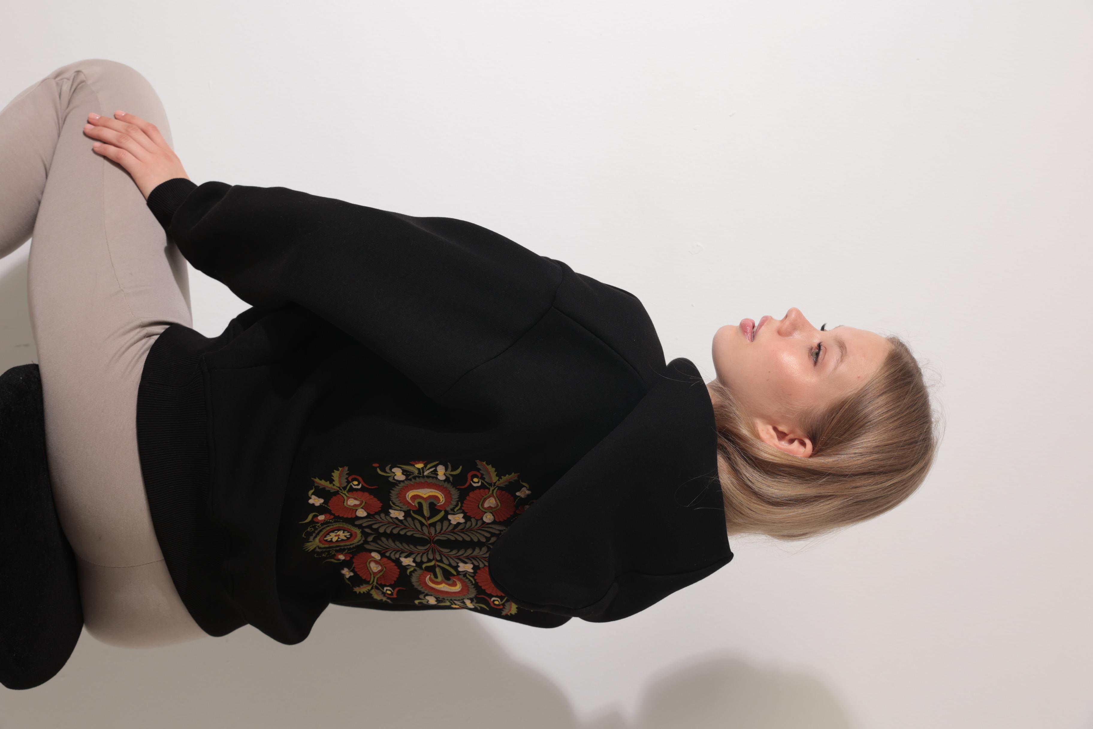 Siyah Sırtı Etnik Nakış İşlemeli Bisiklet Yaka Sweatshirt - 2435