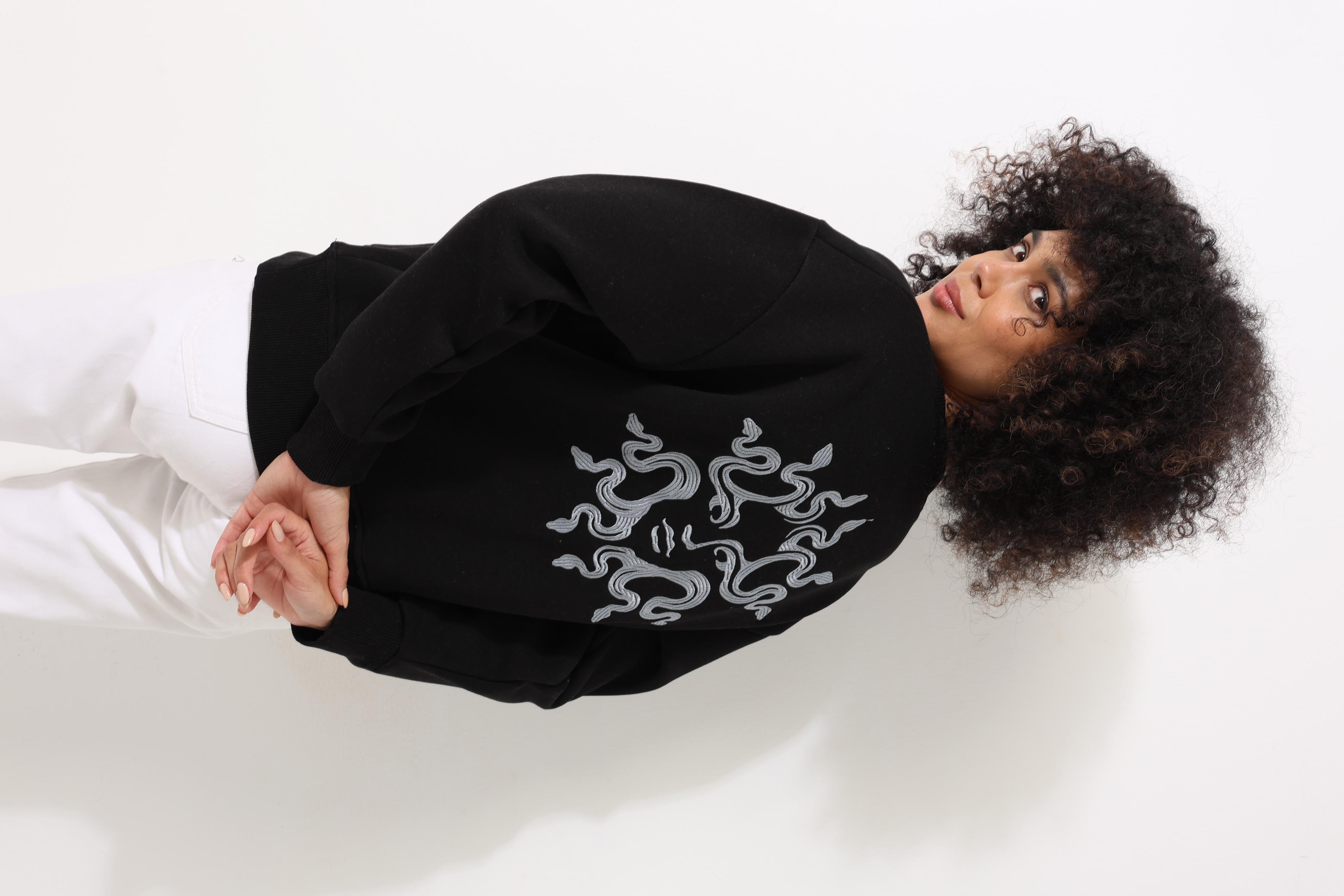 Siyah Sırtı Medusa Nakış İşlemeli Bisiklet Yaka Oversize Kadın Sweatshirt - 2446