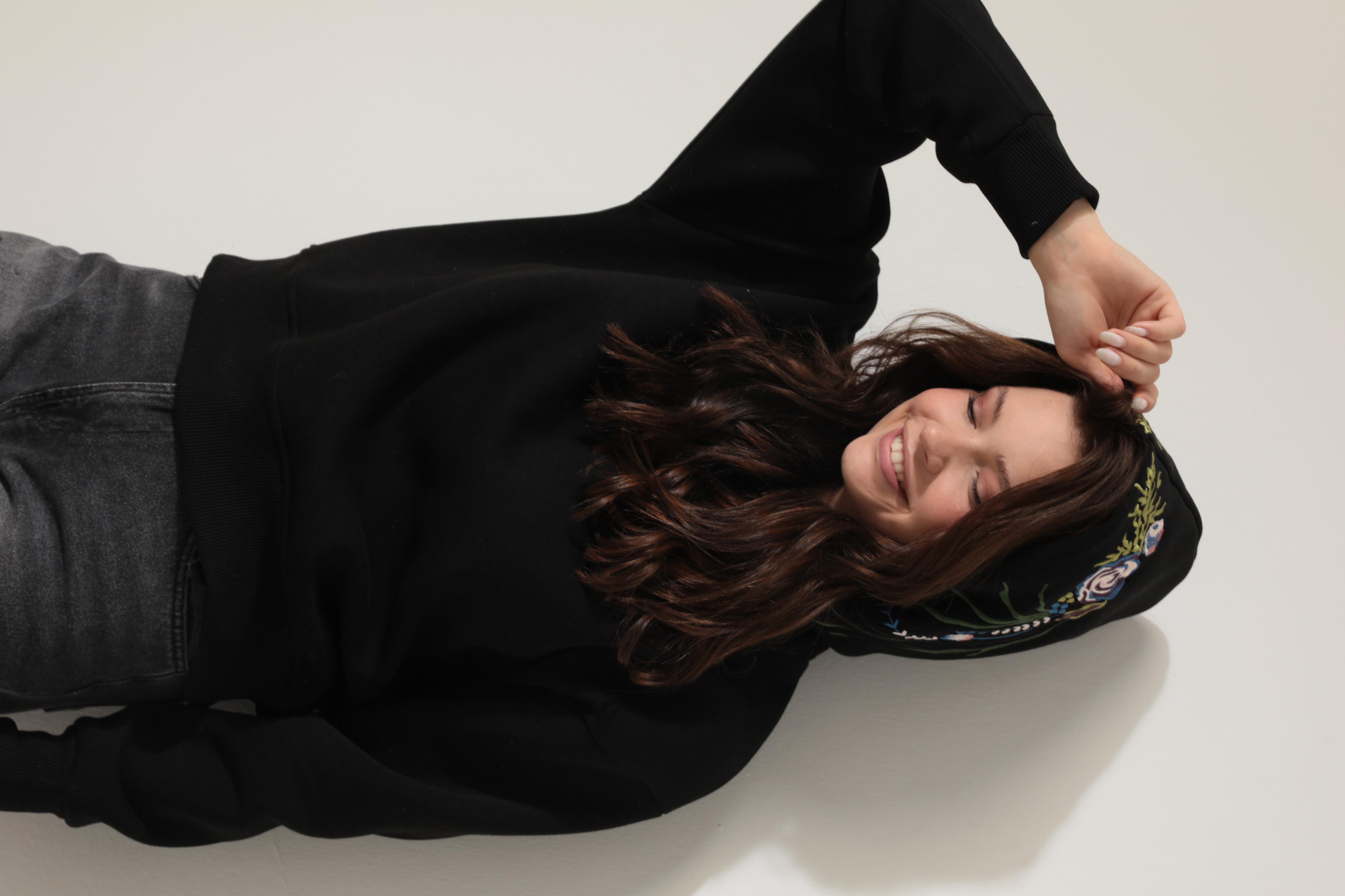 Siyah Sırtı ve Kapüşonu Gül Dalı Nakışlı Kapüşonlu Sweatshirt - 2430