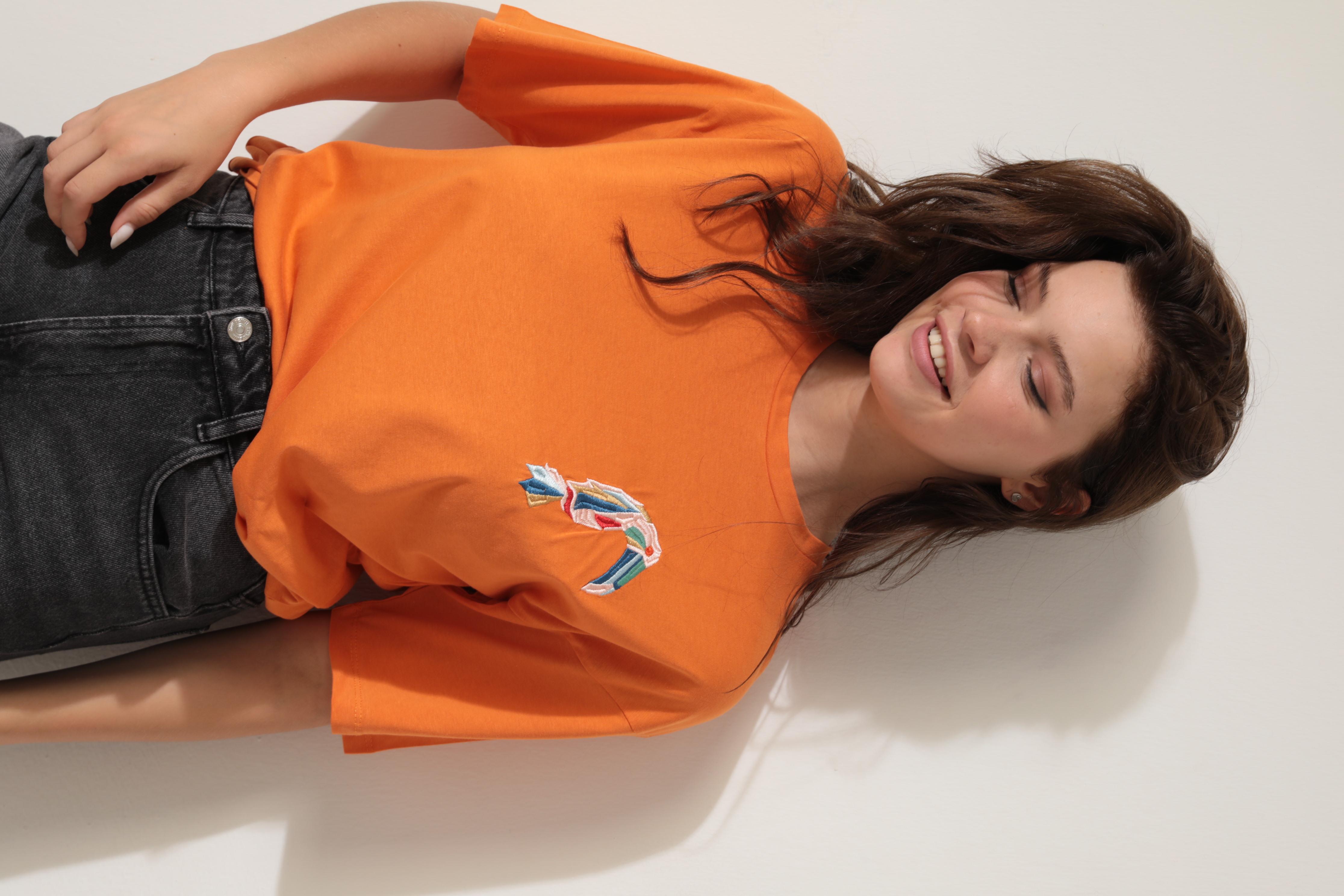 Turuncu Papağan Nakışlı Bisiklet Yaka Oversize Kısa Kollu Kadın T-shirt- 2422