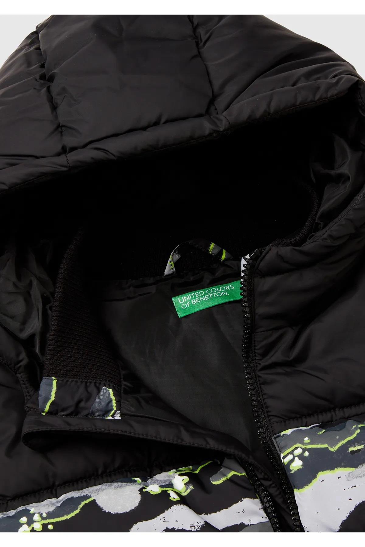 United Colors of Benetton Erkek Çocuk Kamuflaj Desenli Kapüşonlu Pufa Yelek J00S