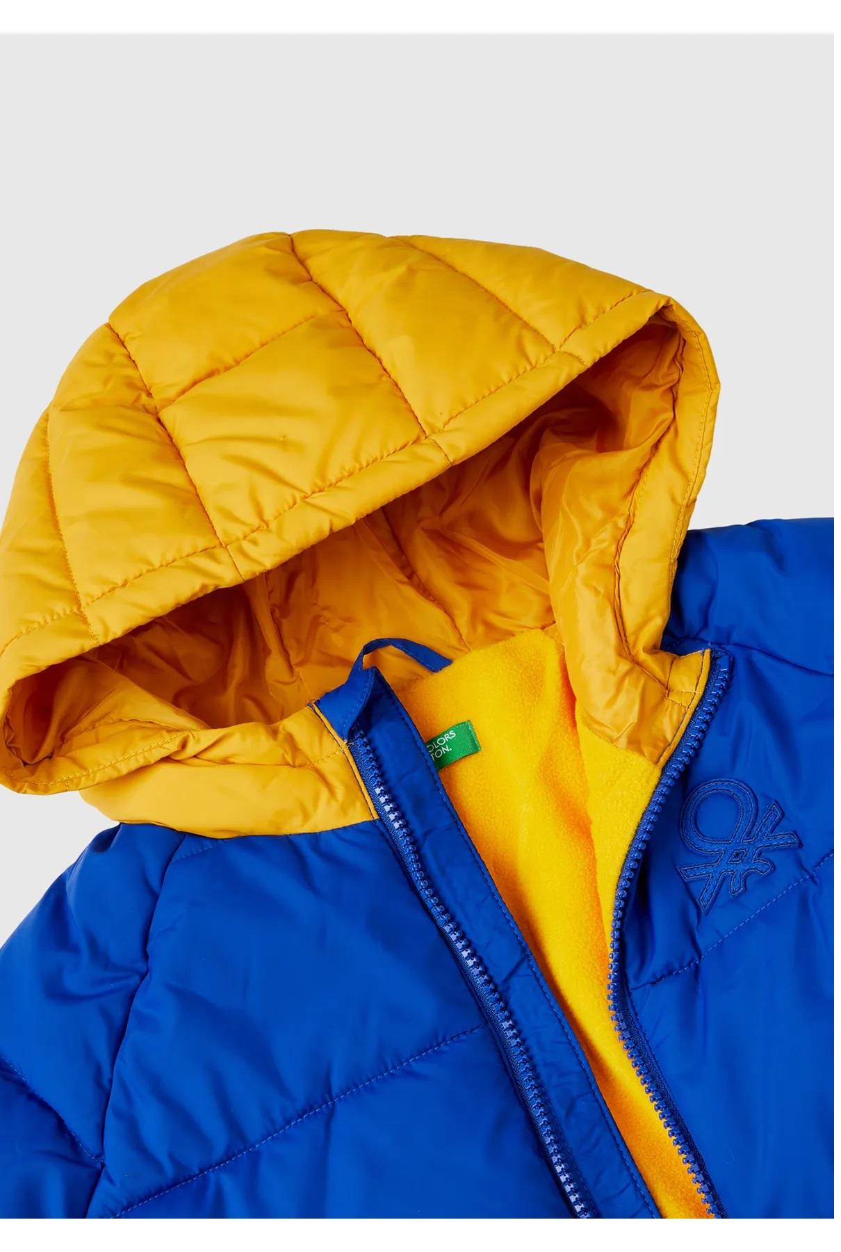 United Colors of Benetton Erkek Çocuk Saks Mavi Mix Sol Göğsü Logo Yamalı Önü Cepli Kapüşonlu Fermuarlı Mont