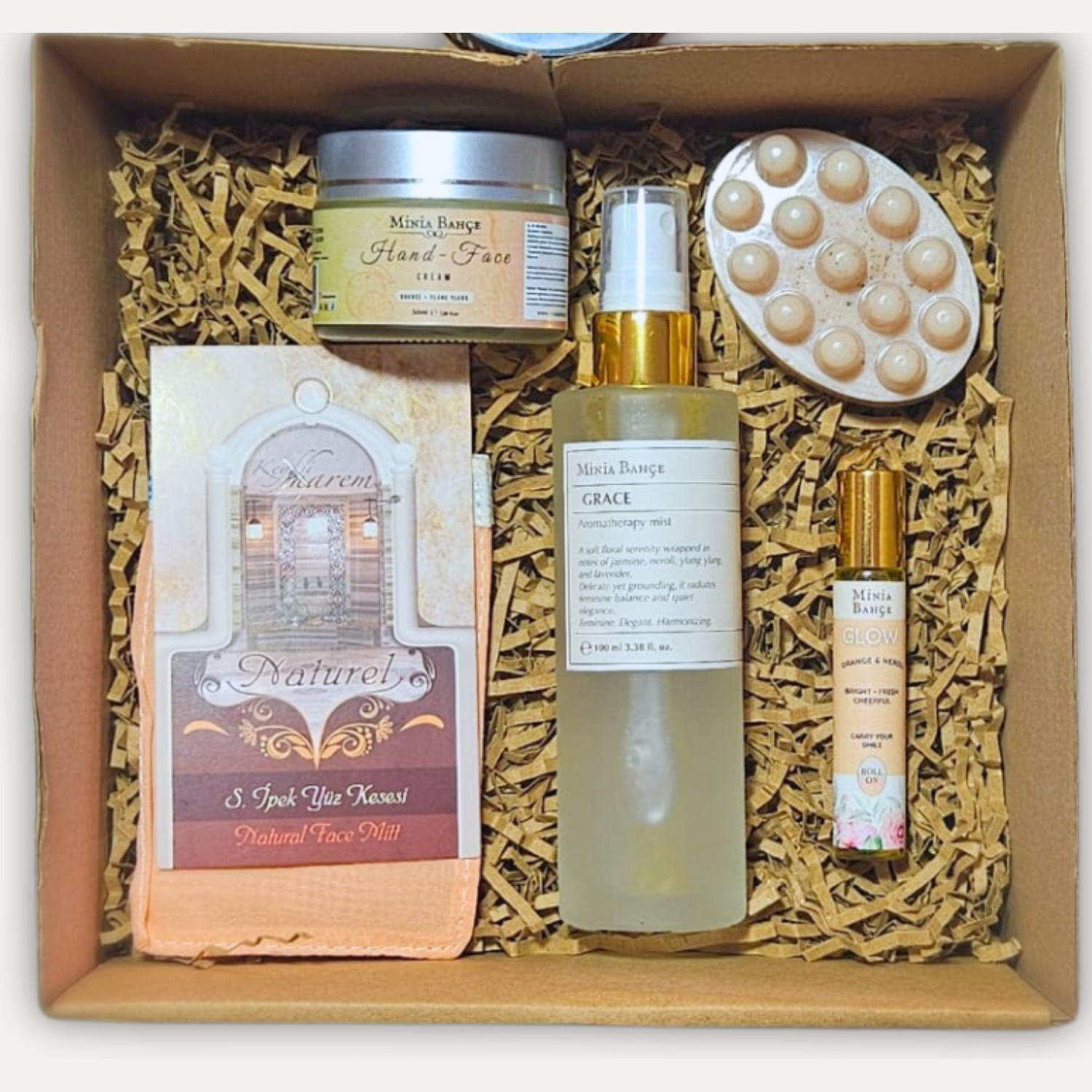 Kadınlara Özel Bakım ve Koku Ritüeli Seti – Grace Mist, El-Yüz Kremi, Glow Roll-On, Vanilyalı Masaj Sabunu ve Yüz Kesesi (5 Parça)