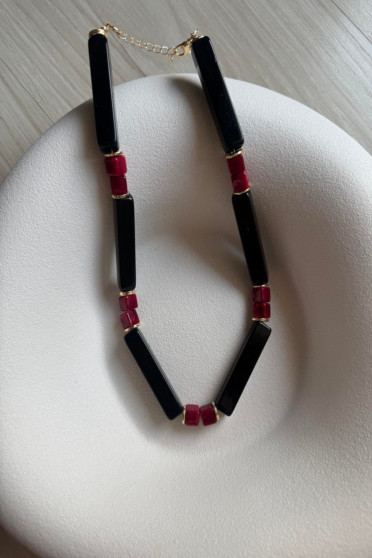 BORDO DETAYLI DİKDÖRTGEN SİYAHLI KOLYE