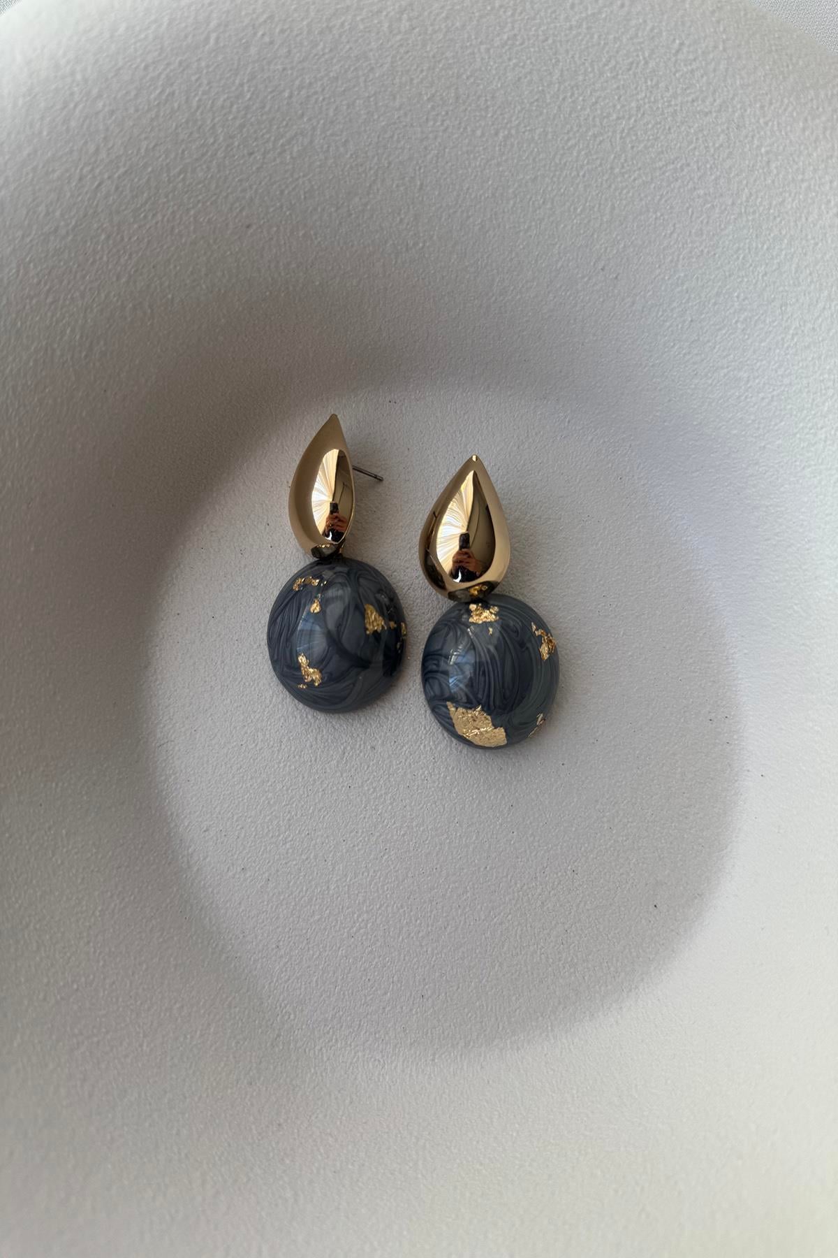 GOLD DETAYLI GRİ YUVARLAK KÜPE