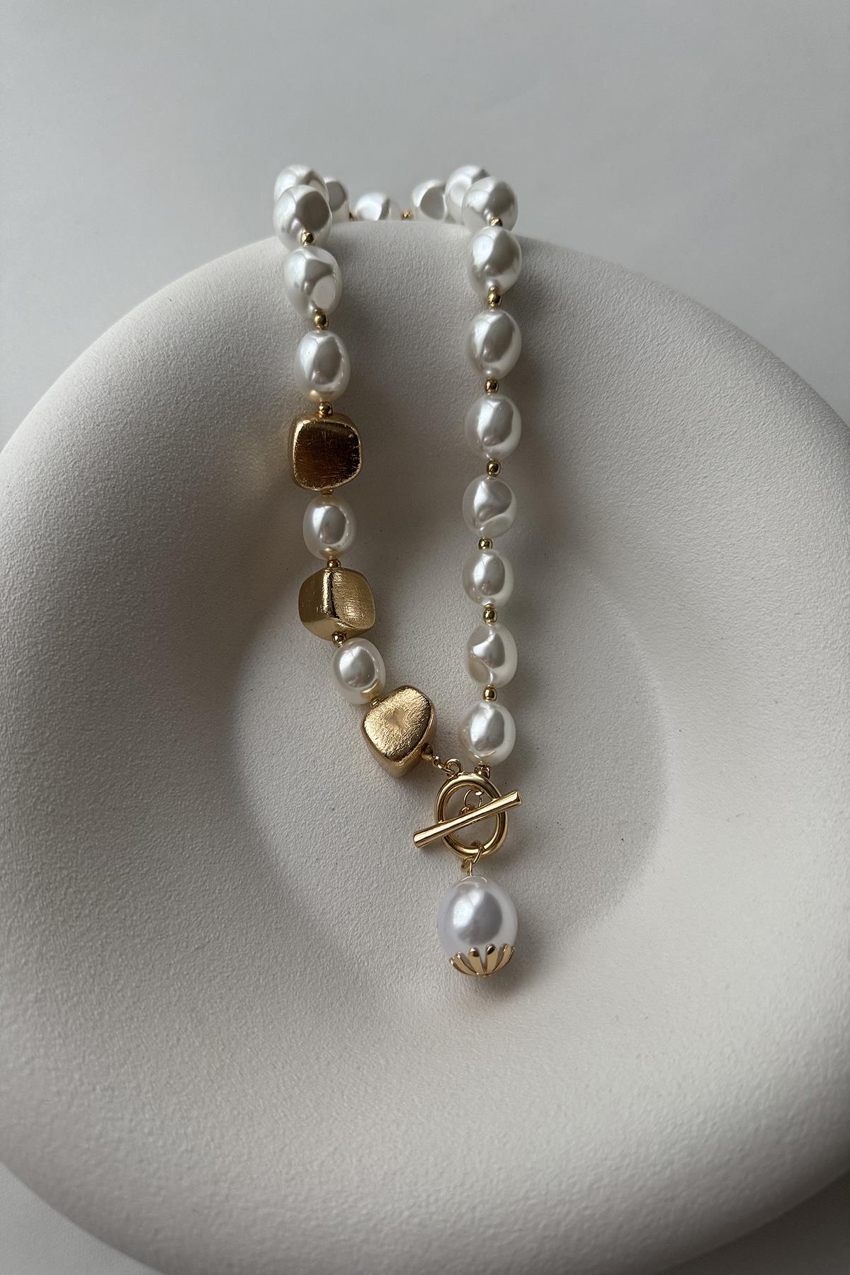 GOLD PLAKA DETAYLI İNCİ KOLYE
