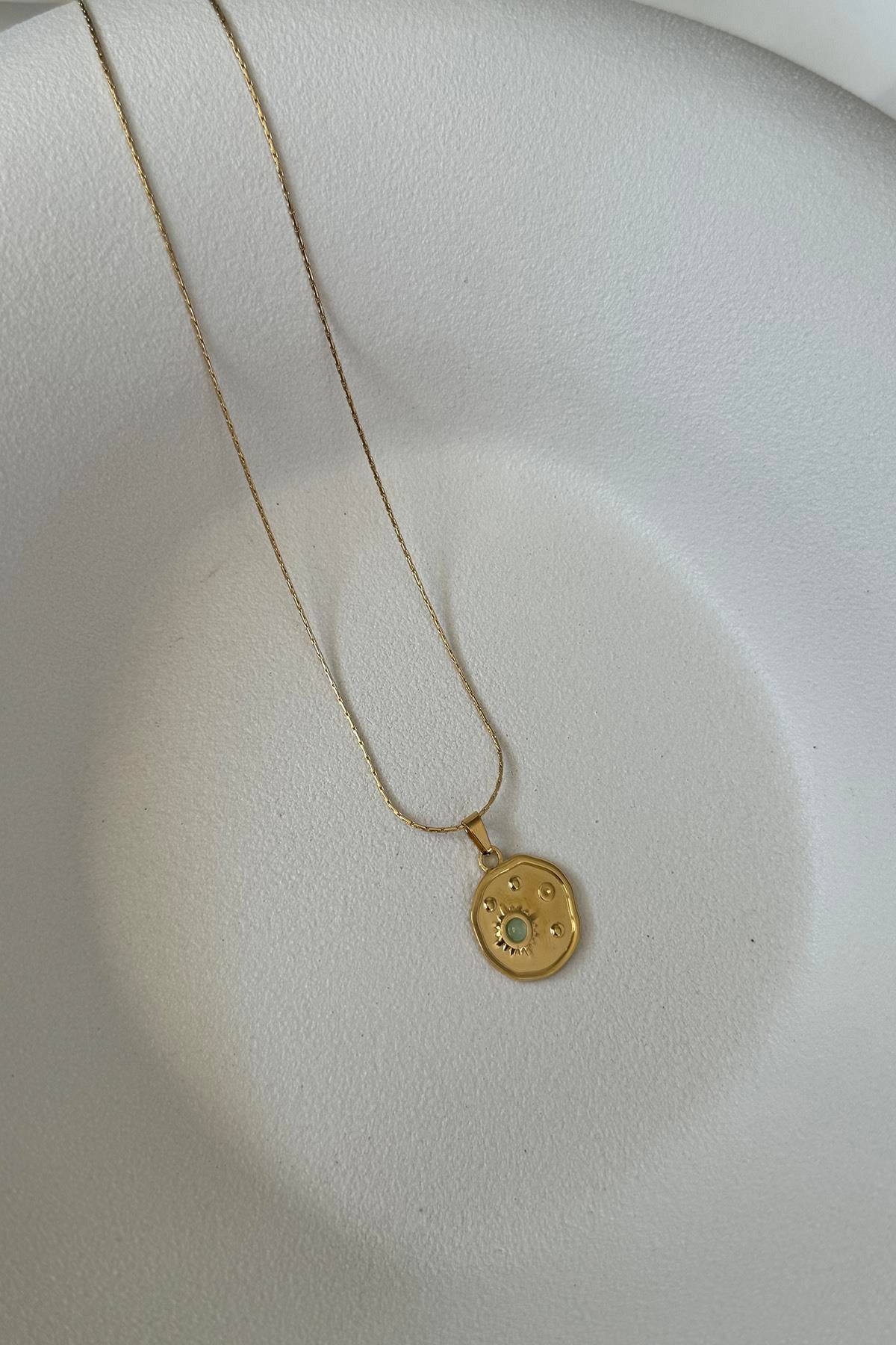 İNCE ZİNCİRDE YEŞİL TAŞLI GOLD PLAKA ÇELİK KOLYE