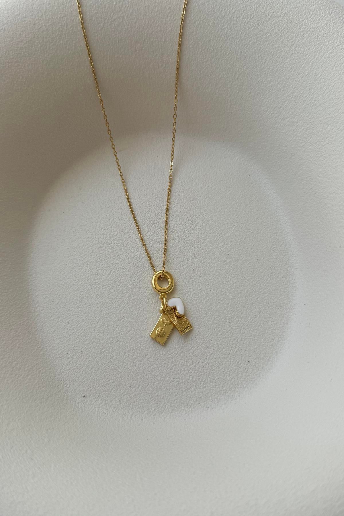 KLASİK ZİNCİRDE İKİ GOLD PLAKA VE BEYAZ KALP MİNE DETAYLI KOLYE