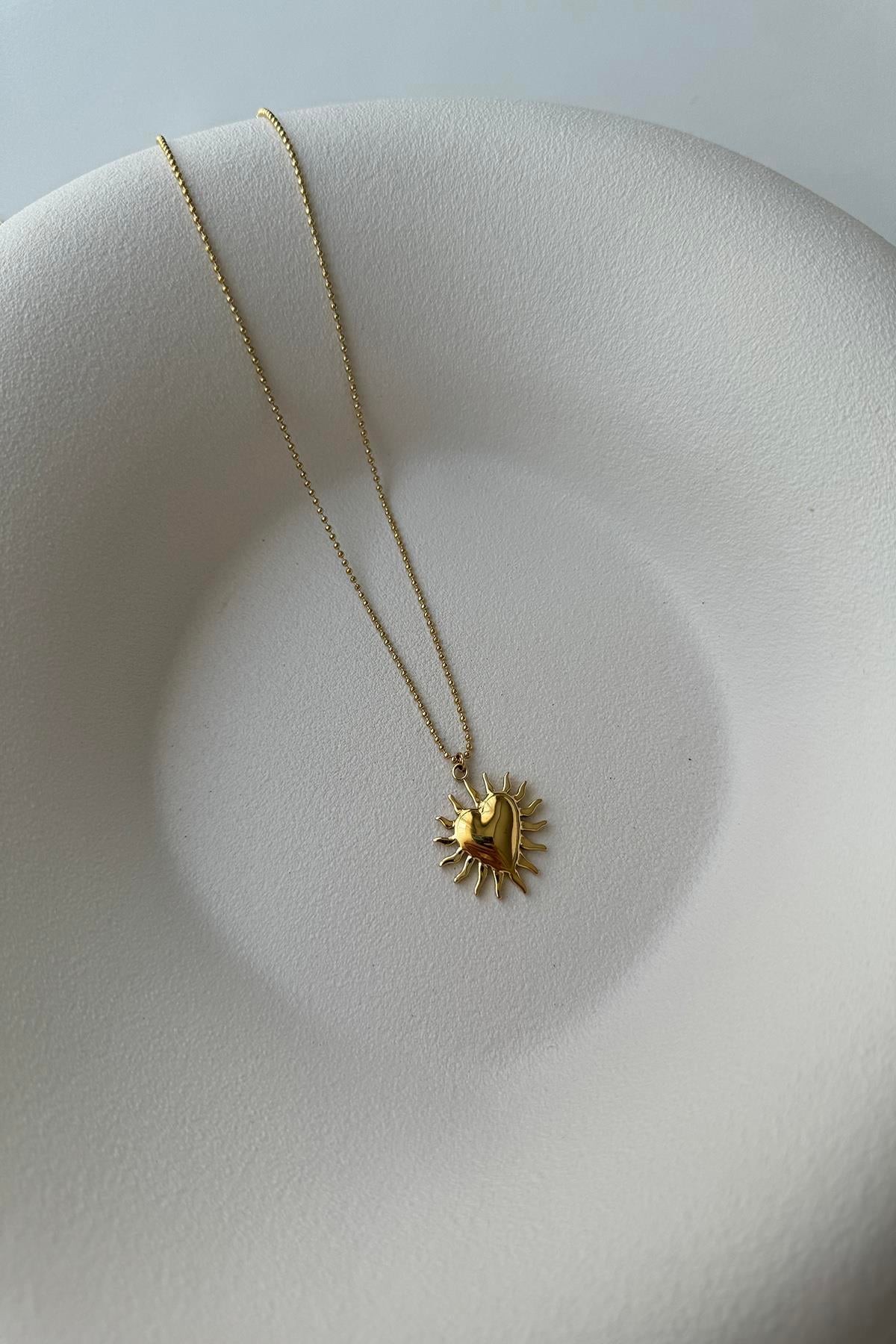 MİNİK DORİKA ZİNCİRDE GÜNEŞ FORM KALPLİ ÇELİK KOLYE