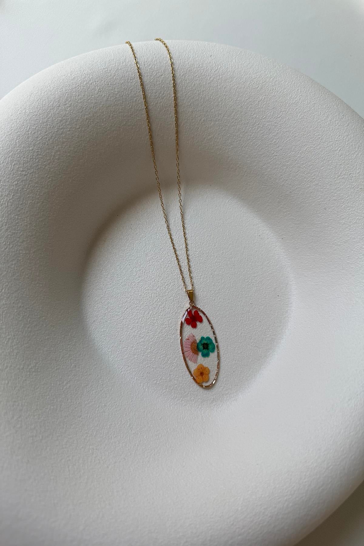 OVAL PLAKADA KURUTULMUŞ ÇİÇEK ÇELİK KOLYE