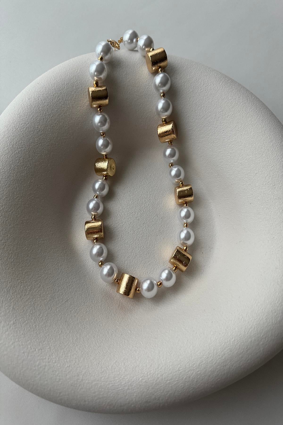YUVARLAK GOLD APARATLI TASARIM İNCİ KOLYE