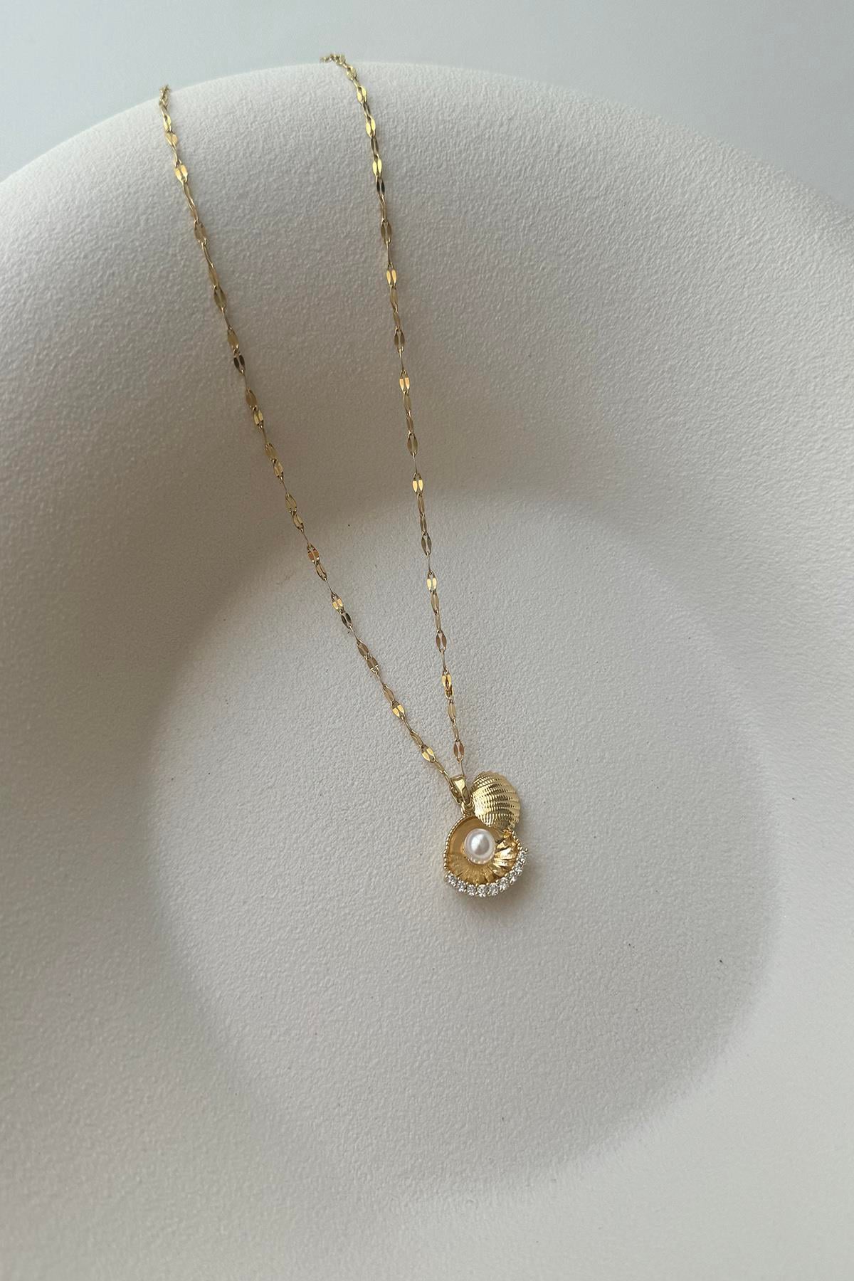 İÇİ İNCİLİ TAŞ DETAYLI İSTİRİDYE KABUK GOLD ÇELİK KOLYE