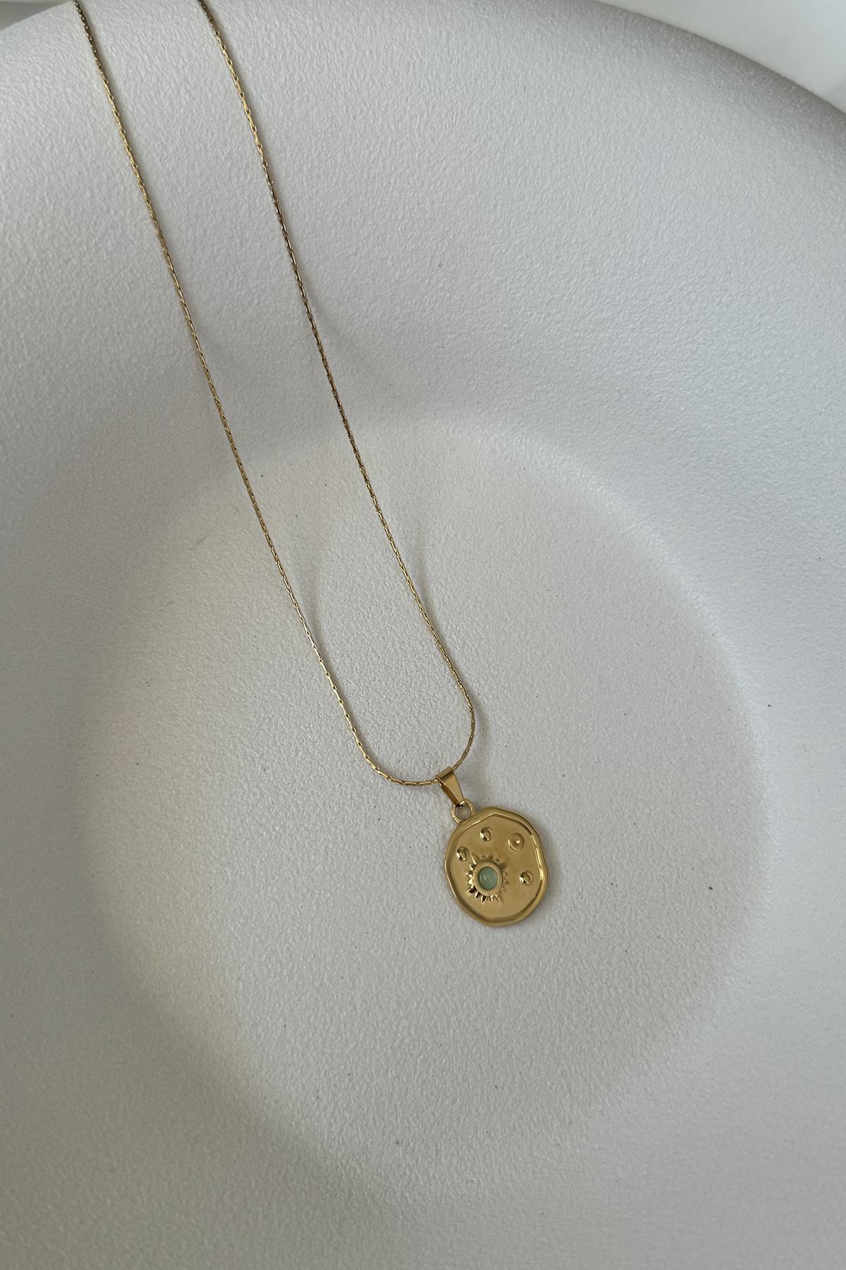 İNCE ZİNCİRDE YEŞİL TAŞLI GOLD PLAKA ÇELİK KOLYE