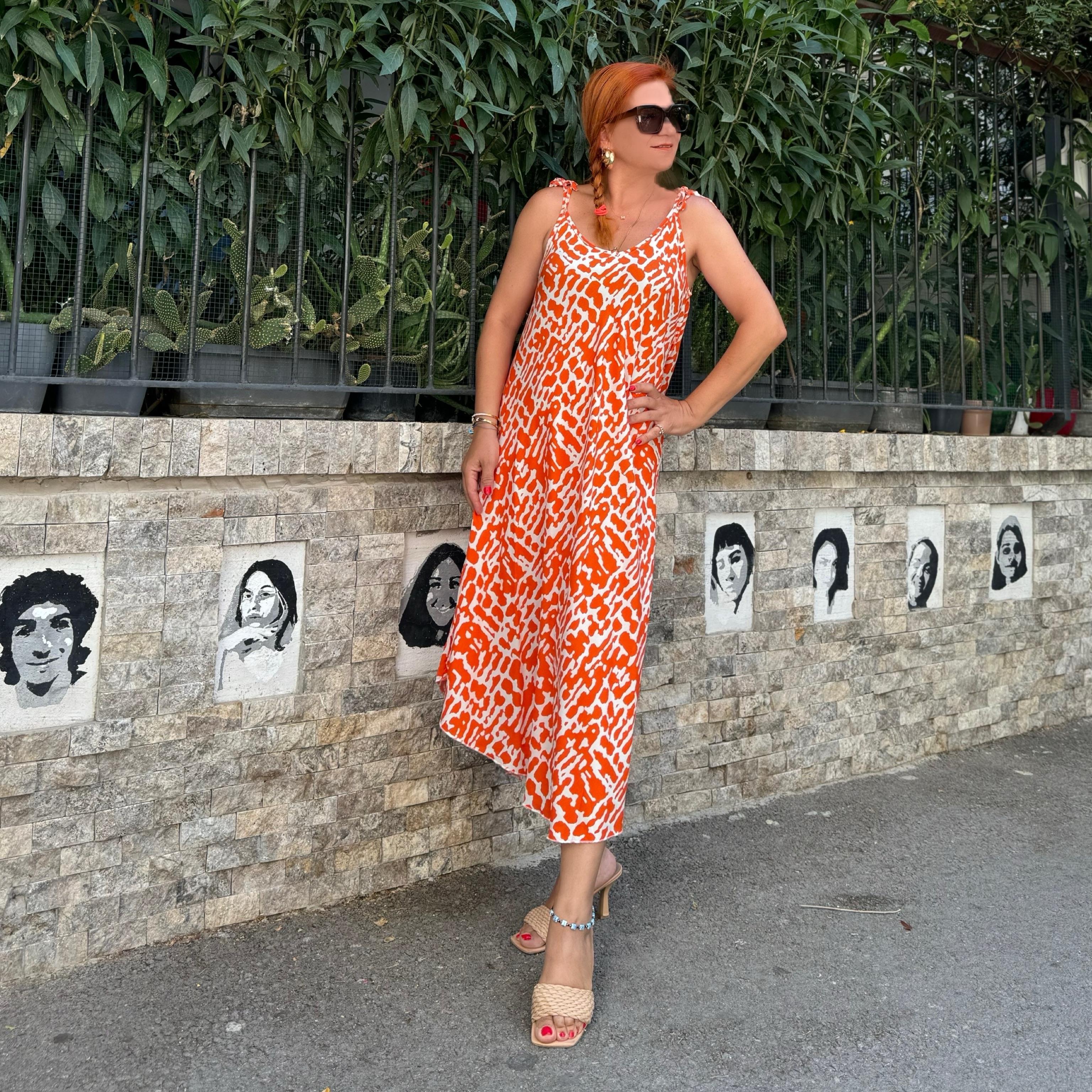 322 ÖN ARKA V YAKA ASİMETRİK VİSKON DESENLİ ELBİSE TURUNCU-EKRU  36/48 BEDEN UYUMLUDUR boyum 1.64