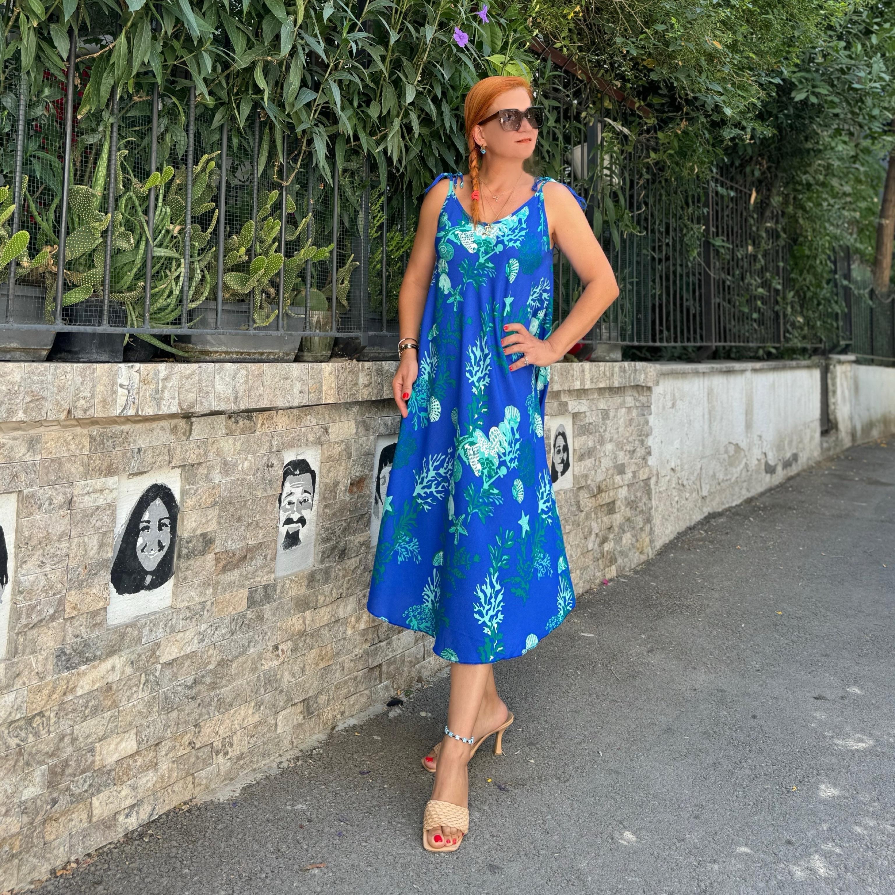 322 ÖN ARKA V YAKA ASİMETRİK VİSKON DESENLİ ELBİSE SAKS 36/48 BEDEN UYUMLUDUR boyum 1.64