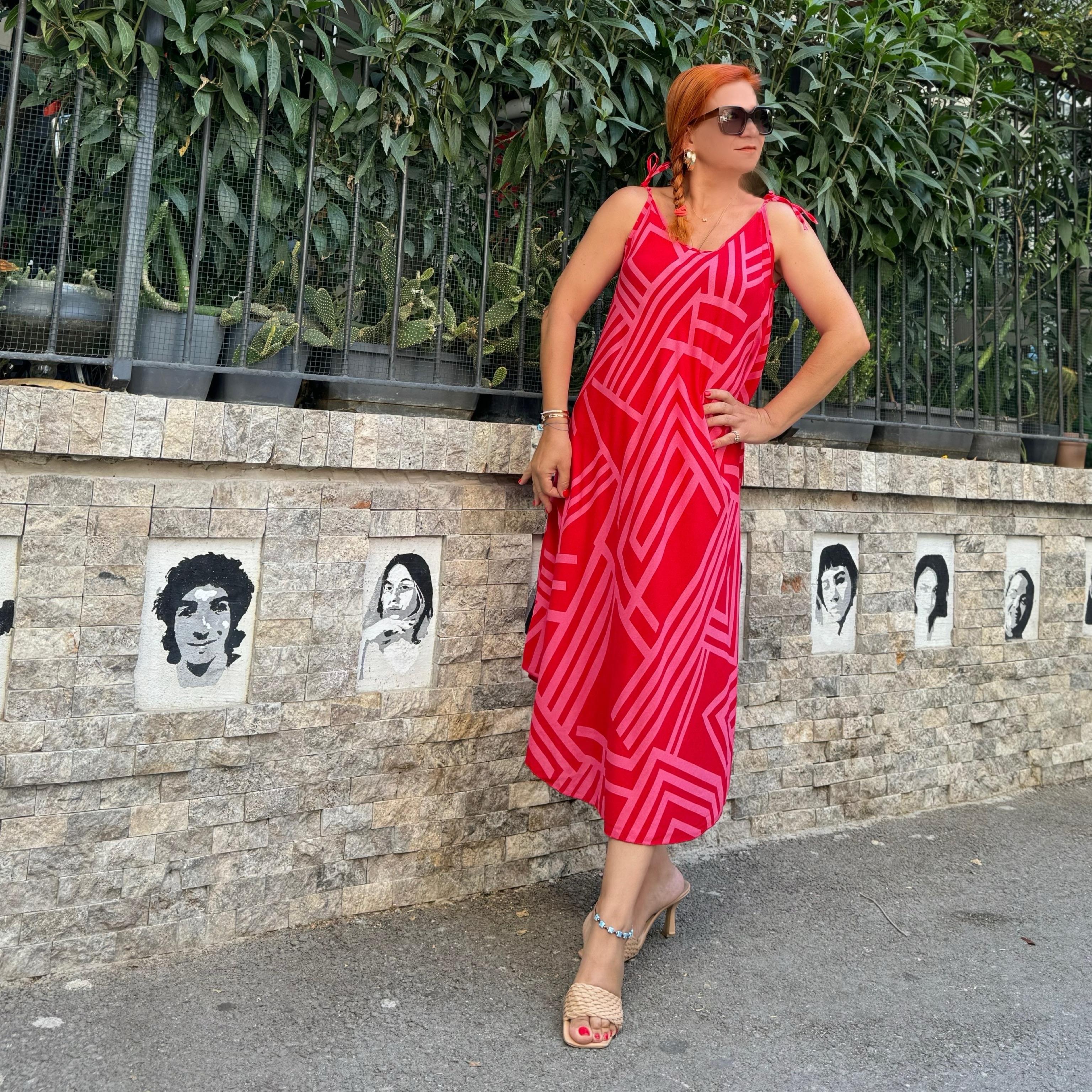 322 ÖN ARKA V YAKA ASİMETRİK VİSKON DESENLİ ELBİSE KIRMIZI-PEMBE  36/48 BEDEN UYUMLUDUR boyum 1.64