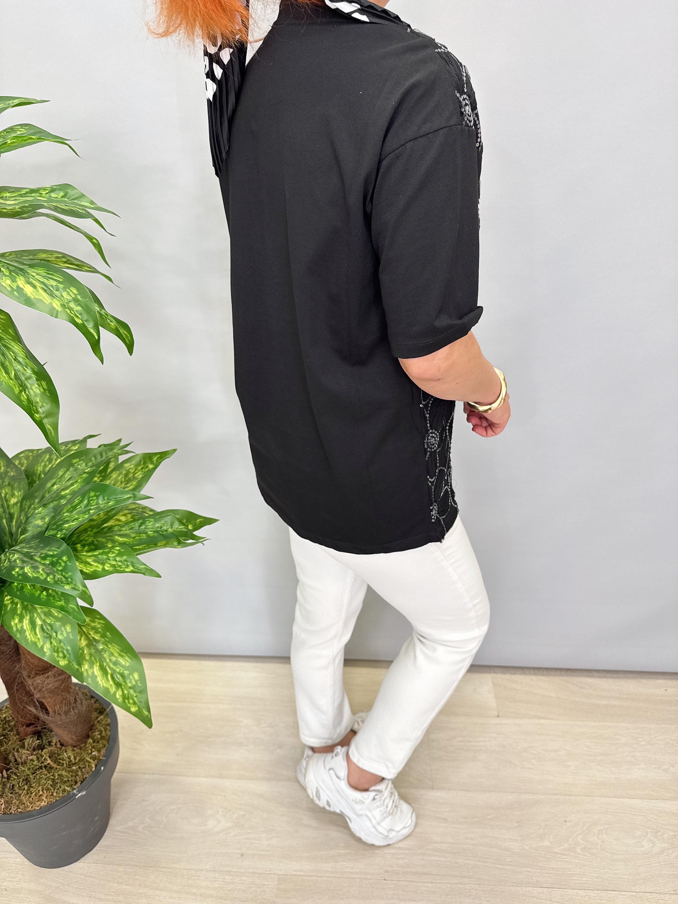 4415 TÜL ÇİÇEK DETAY BLUZ SİYAH (1 BEDEN KÜÇÜK ALINIZ)