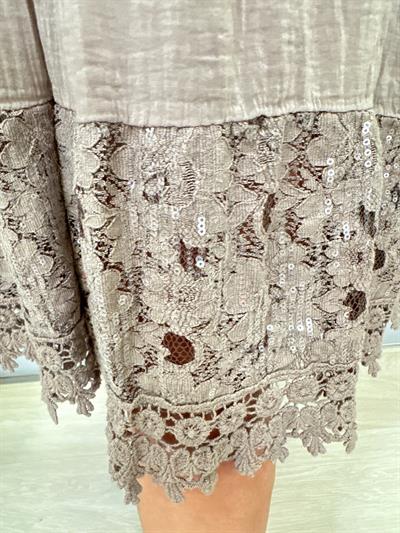 1350 Italyan Dantel Detay Elbise Vizon