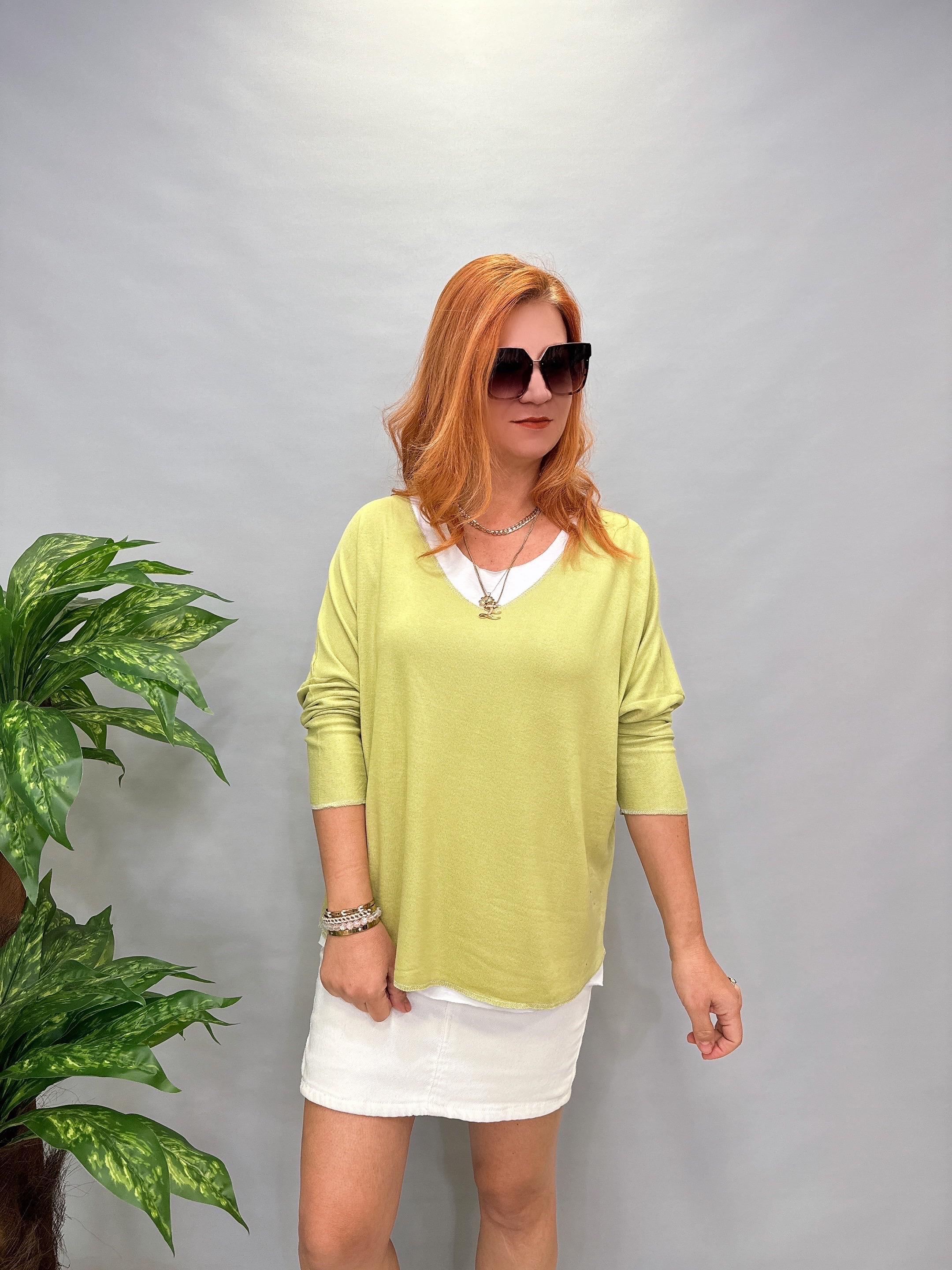 MNS 055 V YAKA YUMOŞ BLUZ ATLET DAHİL AÇIK YEŞİL   46 BEDENE KADAR UYGUNDUR 