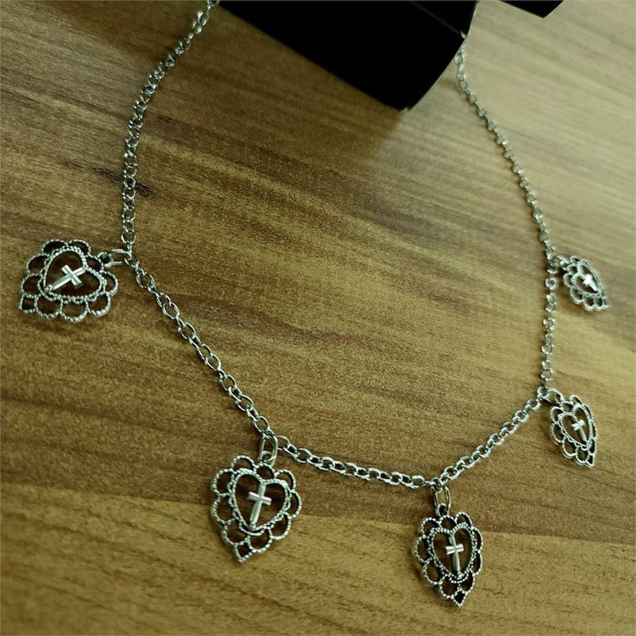 5li İşlemeli Kalp Haç Motifli Kolye