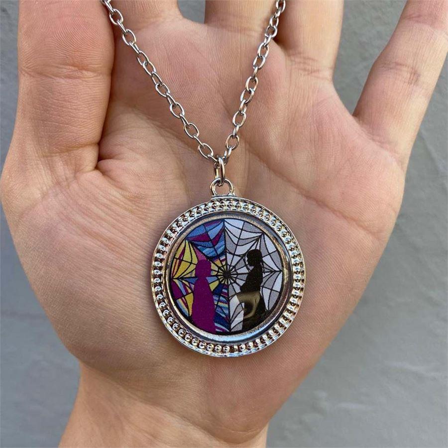 Wednesday And Enid Window Yuvarlak Kolye 