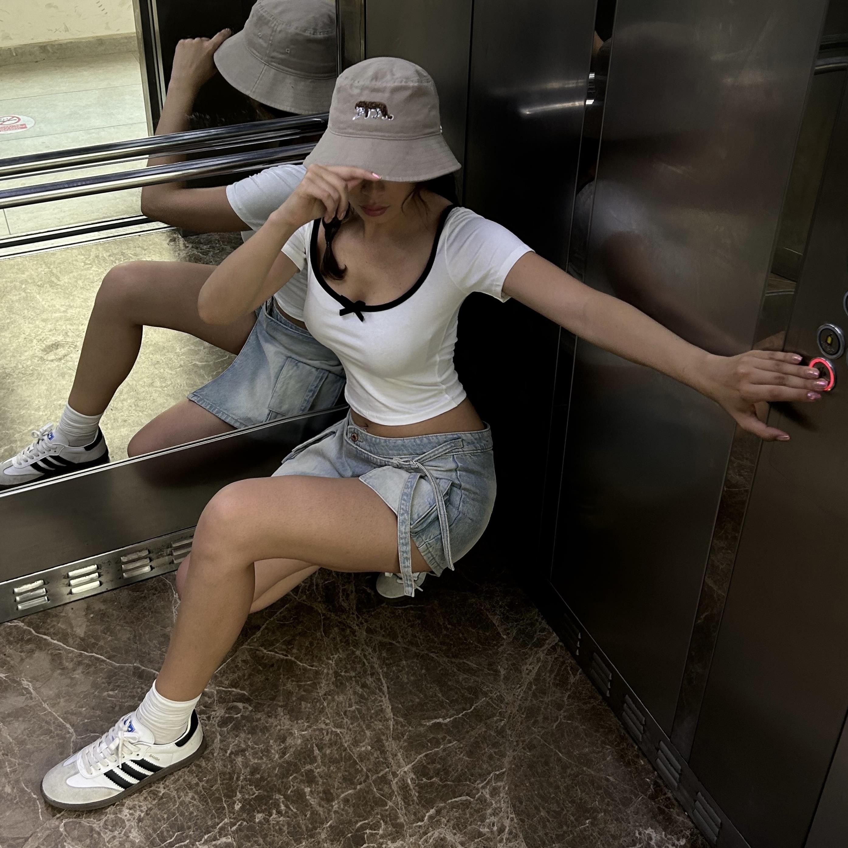 Beyaz Siyah Yaka Fiyonklu Sırt Bağcıklı Kısa Kollu Crop 