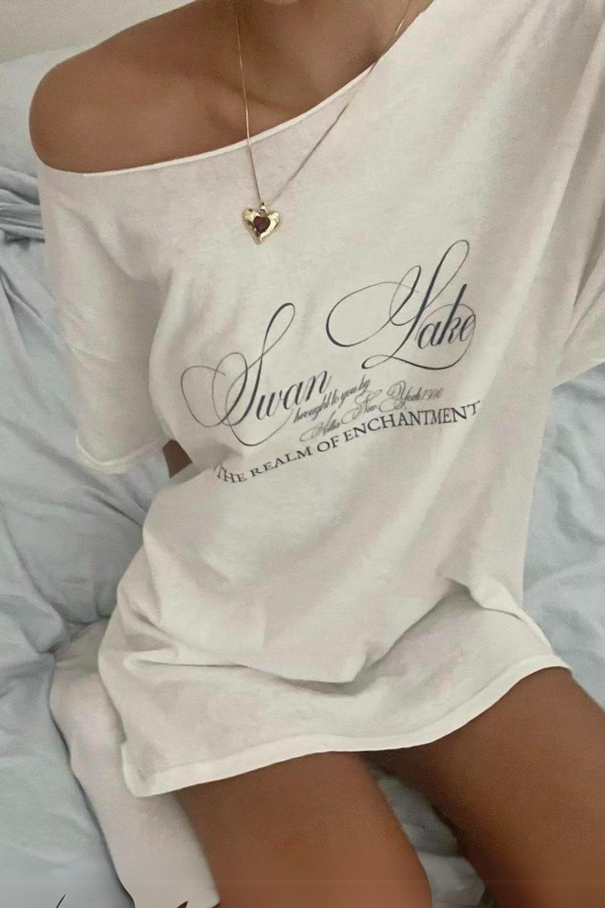 Beyaz Swan Lake Salaş Omuz Dekolteli Off-Shoulder T-Shirt