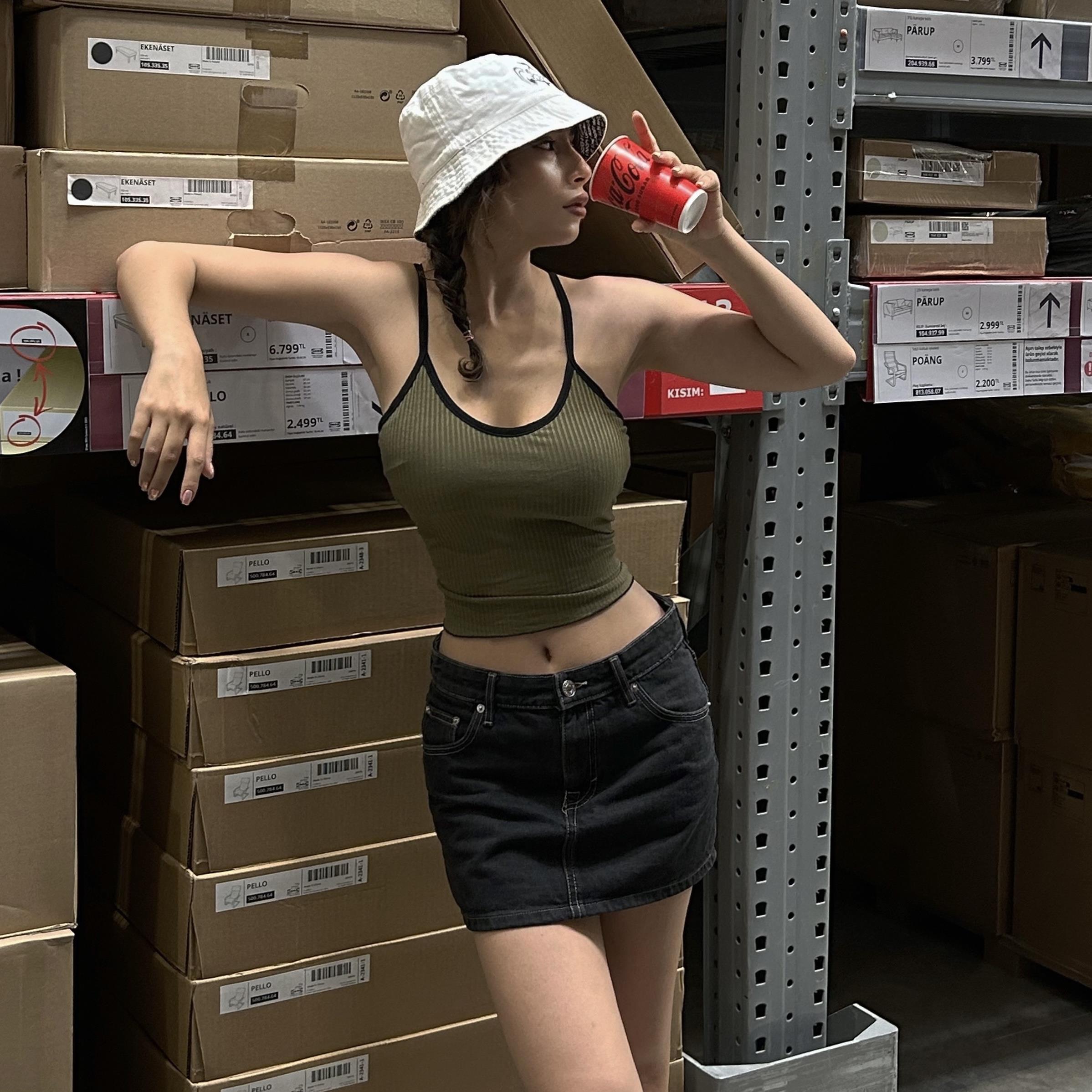 Haki Yeşili Glop Destekli Sırt Dekolteli Siyah Şeritli Askılı Crop