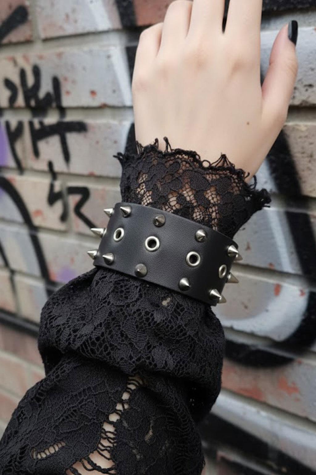 Siyah 3 Şerit Dikenli Delikli Gotik Deri Bileklik