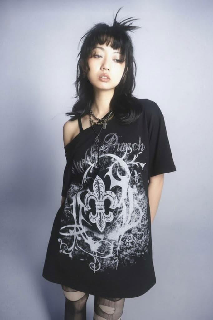 Siyah Abstract Pattern Tek Askı Detaylı Oversize Kısa Kollu Off-Shoulder T-Shirt