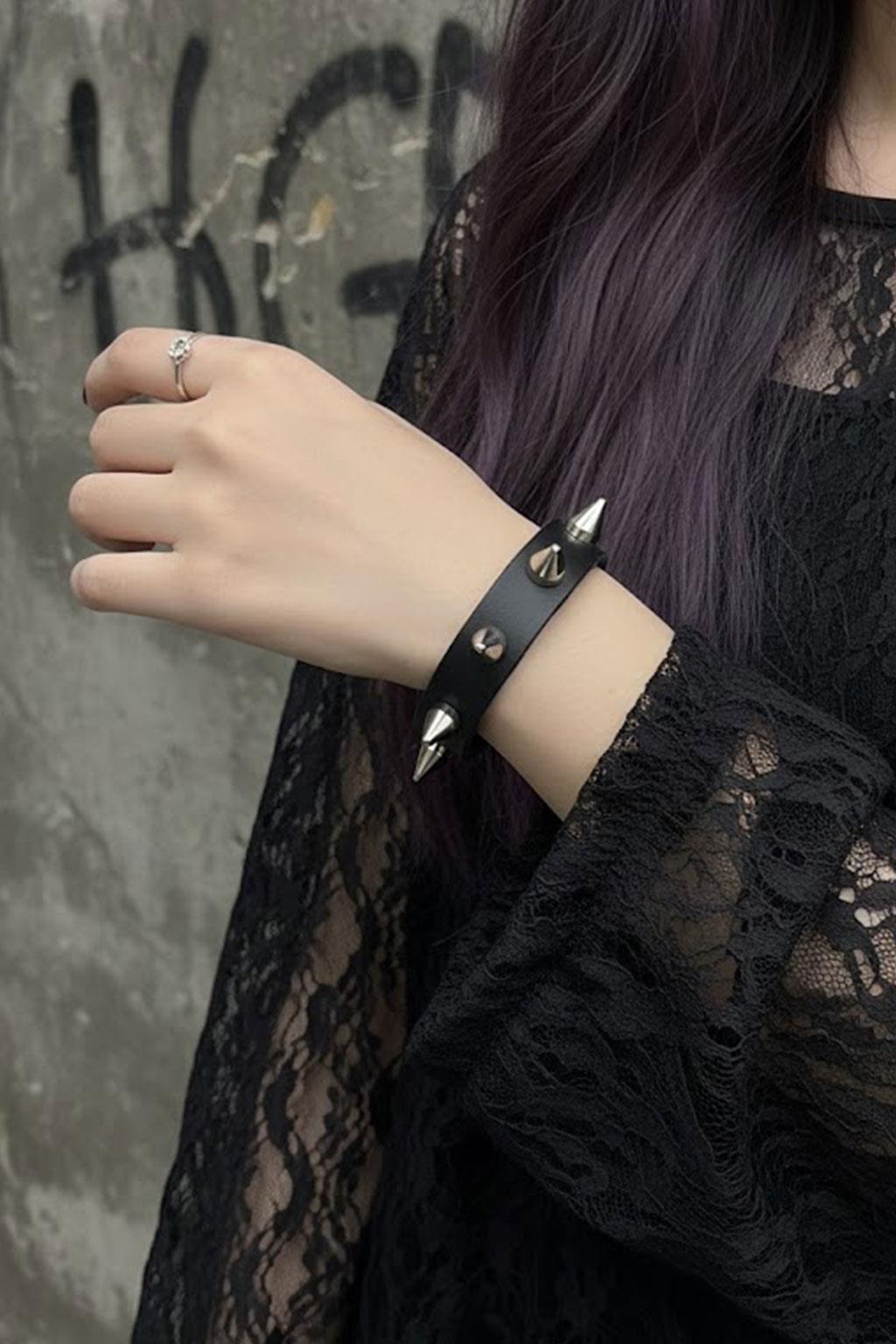 Siyah Dikenli Gotik Deri Bileklik