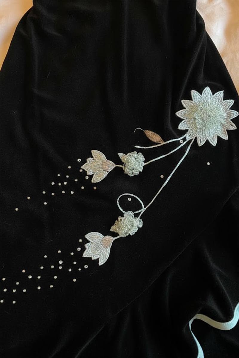 Siyah Mandarin Yaka Lotus Çiçeği Nakışlı Şerit Detaylı Y2K Elbise