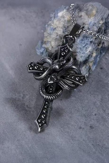 Siyah Ornamental Cross Yılan Detaylı Kolye