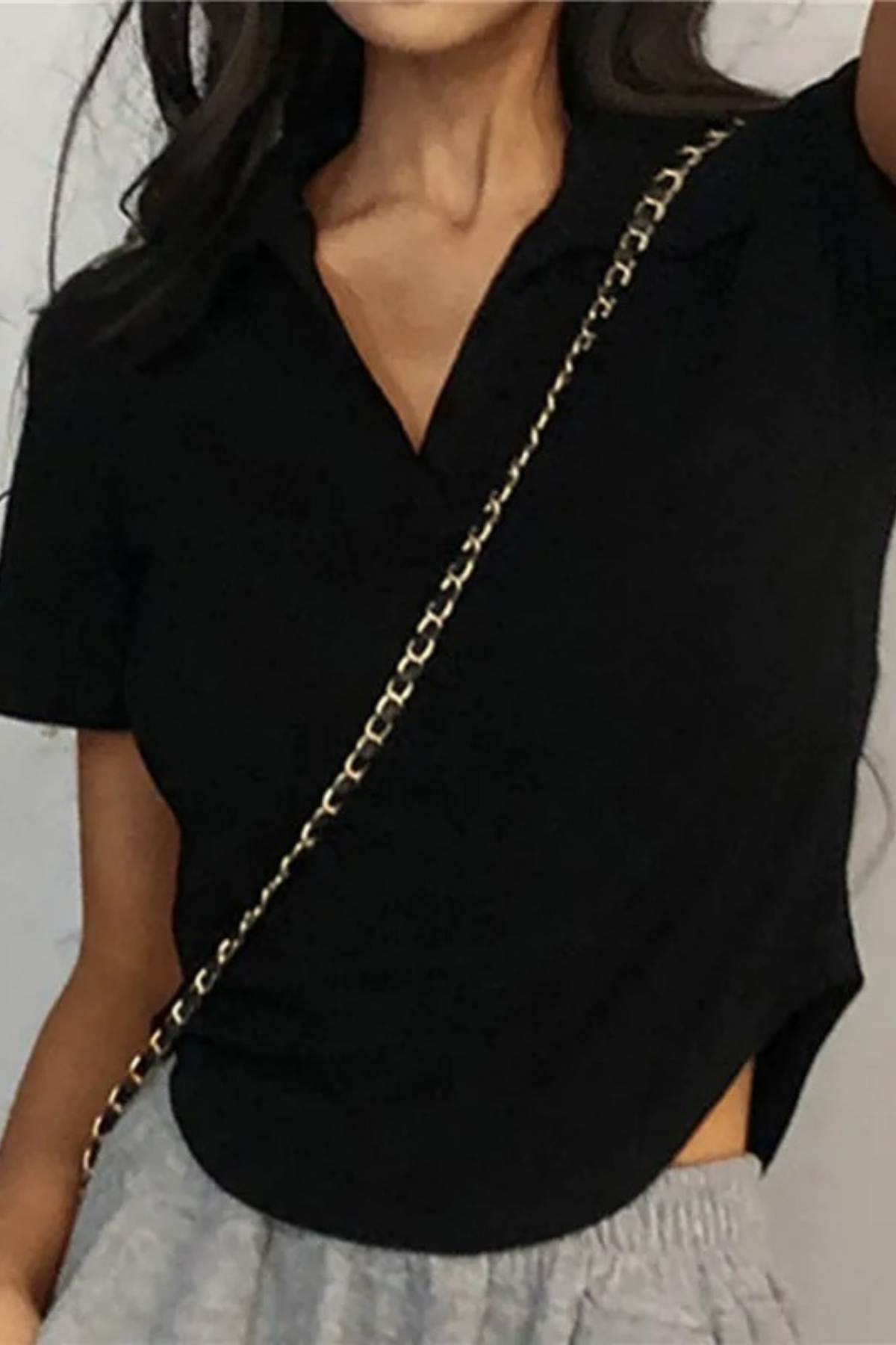 Siyah Oval Kesim V Polo Yaka Kısa Kollu Crop