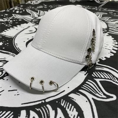 3 Halkalı Ve Zincirli Beyaz Piercing Şapka
