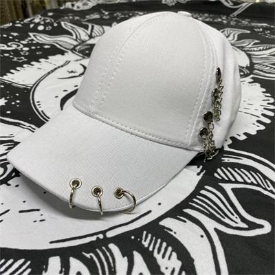 3 Halkalı Ve Zincirli Beyaz Piercing Şapka