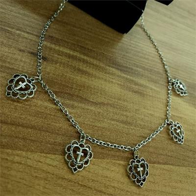 5li İşlemeli Kalp Haç Motifli Kolye