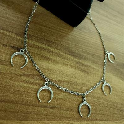 5li Ters Hilal Motifli Kolye