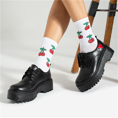 Düz Siyah Kalp Baskılı Bağcıklı Platform Kısa Postal