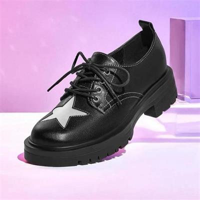 Düz Siyah Yıldız Baskılı Platform Kısa Postal