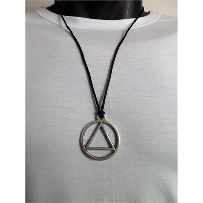 Eminem Yuvarlak İçinde Üçgen Kolye