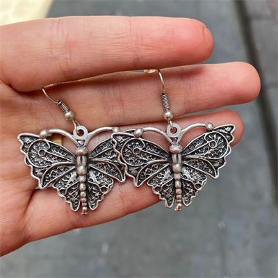 İşlemeli Güve Motifli Küpe