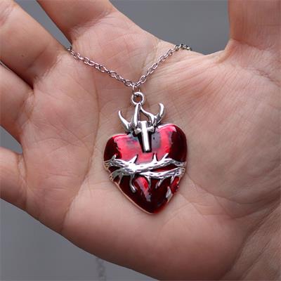 Kırmızı Haç Detaylı Dikenli Telli Kalp Kolye
