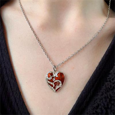 Kırmızı İşlemeli Taşlı Kalp Kolye 