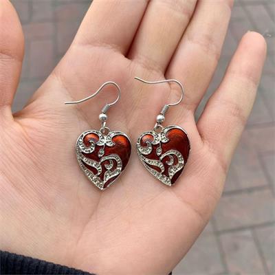 Kırmızı İşlemeli Taşlı Kalp Küpe