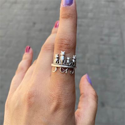Sallanan Kediler Yüzük
