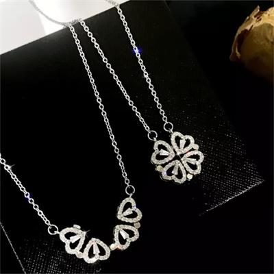 Silver Kalp Detaylı Yonca Kolye 